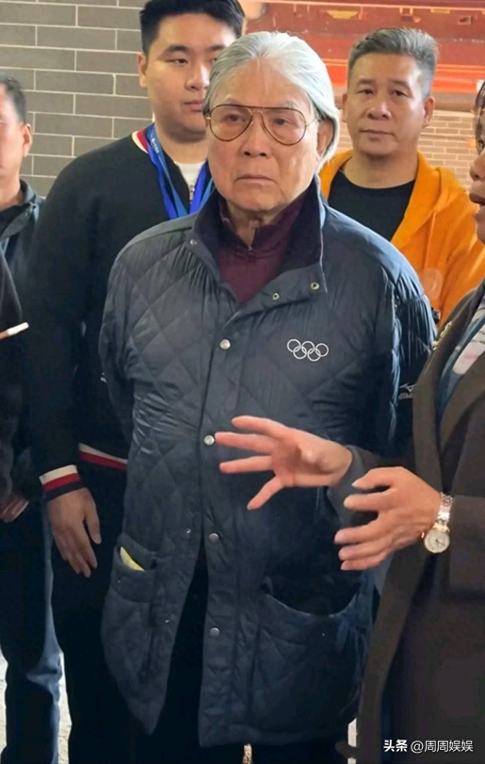 pg麻将糊了-80岁霍震霆回佛山祭祖，满头白发举船模供奉，低调平和尽显家风