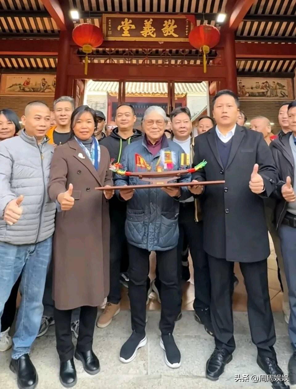 80岁霍震霆回佛山祭祖，满头白发举船模供奉，低调平和尽显家风